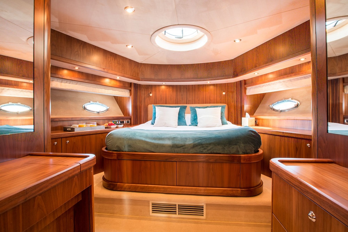 Аренда яхты Sunseeker Predator 82 Hooligan на Ибице - каюта на носу яхты